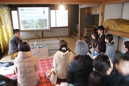 「Sanjo 森のようちえん」開園に向けて13日、「燕三条トライク」で開いた森のようちえんのお話