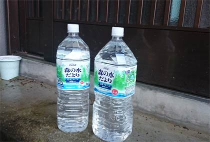 断水した地区の家に届いたペットボトルの水