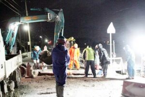 弥彦村井田地内で水道管の本管から漏水した現場で復旧作業