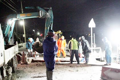 弥彦村井田地内で水道管の本管から漏水した現場で復旧作業