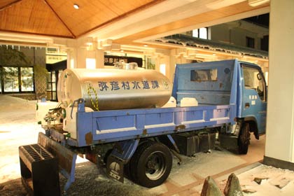 弥彦村役場の給水車