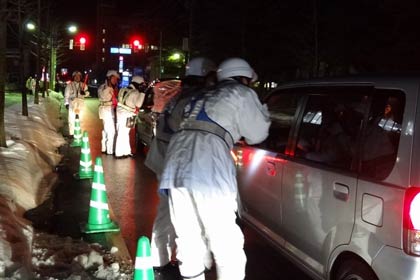三条市役所前で交通検問を行う三条署員