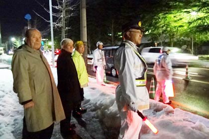 来賓が検問を視察