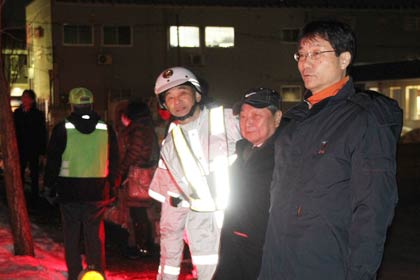  視察する来賓の鈴木市長や山崎燕地区職場警察連絡協議会会長