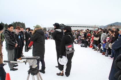  三条市総合運動公園芝生広場で行われた「ナイナイのお見合い大作戦！三条の花嫁」のお出迎えイベント