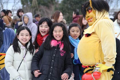時期はずれの本成寺の鬼に大はしゃぎの子どもたち