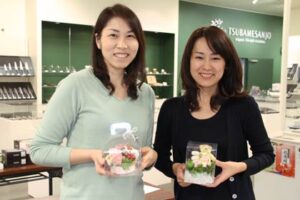 プリザーブドフラワー体験講座は「クレイマカロン　キャンドルアレンジメント」で講師のETSUKOさん(右)と完成させた作品