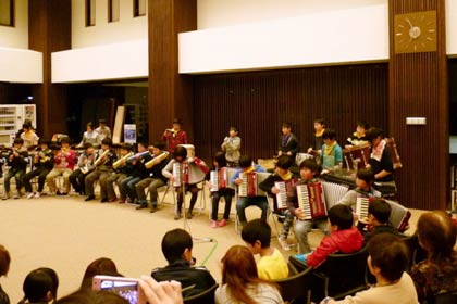地元森町小学校5、6年生による楽器演奏