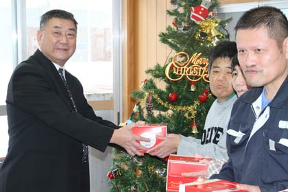 ローソン燕杣木店がことしも「つばくろの里」と「夢工場つばめ」に38個のクリスマスケーキをプレゼント、左が長岡オーナー