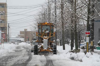 三条商工会議所前を進む除雪車