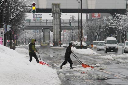 雪かきする市民