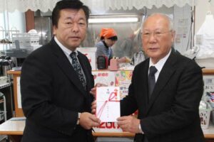 左が燕運送とグローバルの柳原社長、右が燕市社協の青柳会長