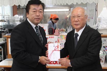 左が燕運送とグローバルの柳原社長、右が燕市社協の青柳会長