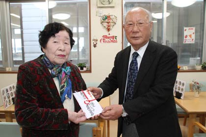  燕ボランティア連絡協議会の竹野会長(左)から燕市社会福祉協議会の青柳会長）に歳末たすけあいチャリティーバザーの収益金28万円余りを手渡す
