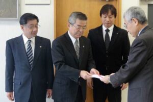 左から三条中央ライオンズの小林幹事、外山会長、五十嵐テールツイスター、三条市社協の小林事務局長