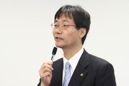 職員を前に年末の訓示を述べる鈴木力燕市長