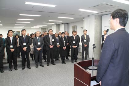  鈴木市長の訓示を聞く職員