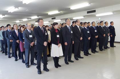 国定市長のあいさつを聞く職員