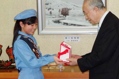 ガールスカウト新潟県第30団から善意を小池市長へ