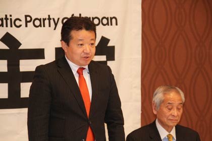 県議選立候補で記者会見する三条市議の藤田氏(左)と民主党県連幹事長の内山県議