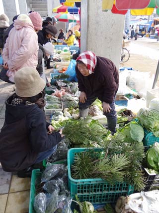 年末年始用品の買い物客でにぎわった三条市・中央市場の二・七の定期市