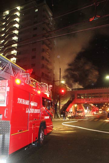 燕･弥彦消防のはしご車も出場していつでも放水できるように待機
