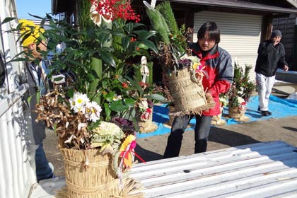 完成した門松を軽トラックに載せて運ぶ