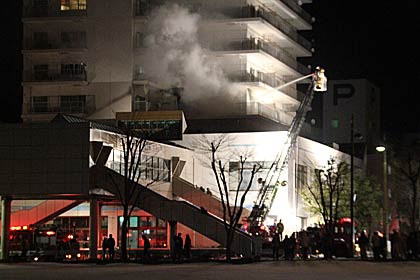 27日深夜のパルムマンションの火災で活躍するはしご車