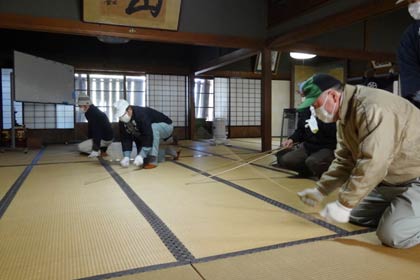 法華宗総本山本成寺のすす払い
