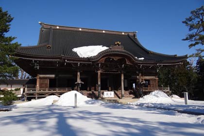 雪に覆われた境内