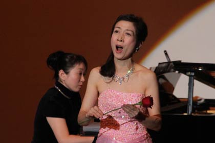 地元のソプラノ歌手、永桶康子さんの歌と浅野加歩理さんのピアノ演奏によるまんなかコンサート