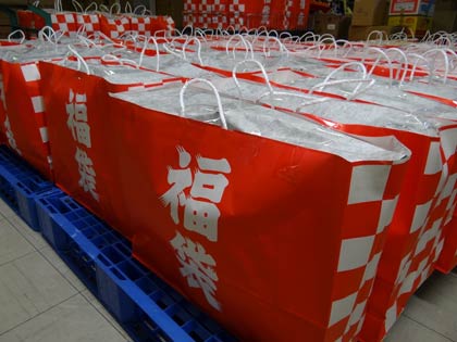 初売を待つ福袋