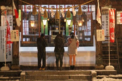  若者も戸隠神社の二年参りにに