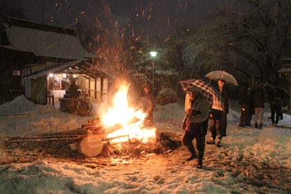 たき上げを行う金山神社の二年参り