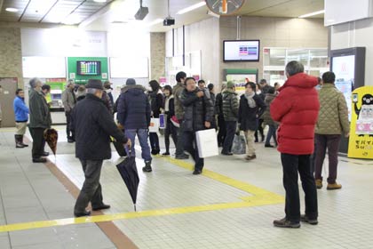 帰省客の出迎えでにぎわう燕三条駅の改札前
