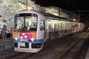 2014年4月、分水駅に到着した臨時列車「分水夜桜号」として運行された「きらきらうえつ」