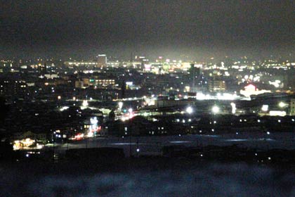 30日夜の三条市・大崎山から市街地の夜景