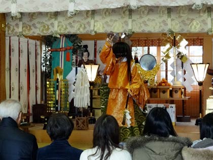 元日の八幡宮で新年の祈とう