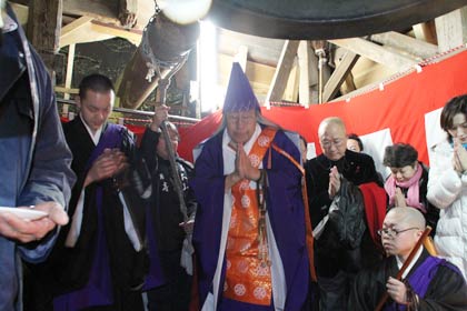 二年参りの本成寺で除夜の鐘