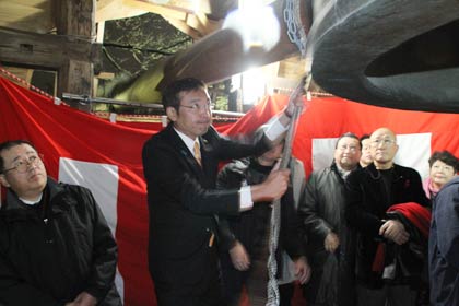 除夜の鐘をつく国定市長