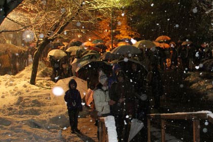 除夜の鐘をつく順番を待つ一般参拝者