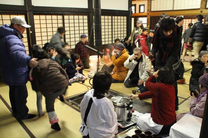 甘酒のふるまいで冷えた体を暖める