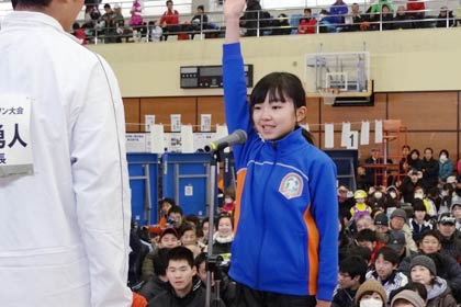 選手宣誓する大崎小6年の長谷川選手