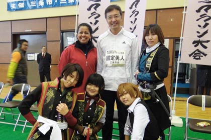 仮装の部の出場選手が国定三条市長と記念写真