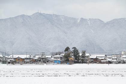 1日、燕市から白く雪をかぶった弥彦山を見る