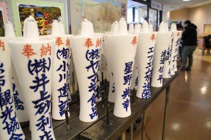 久賀美塞の神まつりに法人から寄進された和ろうそく