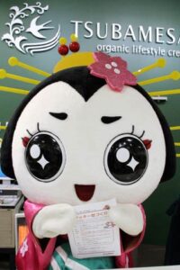クッキー型づくりのワークショップのちらしを手に燕市観光PR キャラクターのきららんもPRのお手伝い