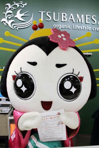 クッキー型づくりのワークショップのちらしを手に燕市観光PR キャラクターのきららんもPRのお手伝い