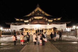 3日の三条は強い雪が降ったり日が差したりとくるくる天気が変わり、気温は最低-1.2度、最高3.9度