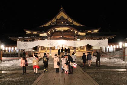 3日午後6時前、日中の初もうでのにぎわいから静寂を取り戻した弥彦神社